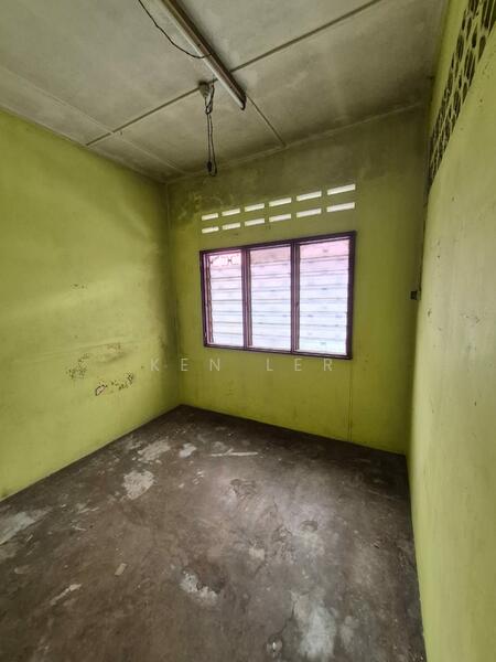 1-storey Terraced House for Sale in Sea Park (Petaling Jaya) - Ken Ler - End Room - PropertyGuru.com.my