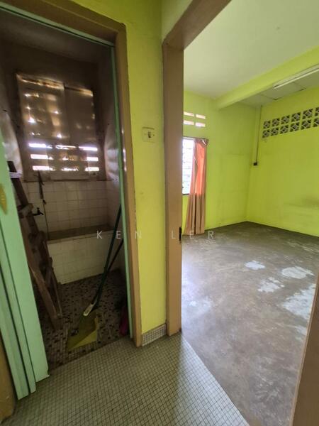 1-storey Terraced House for Sale in Sea Park (Petaling Jaya) - Ken Ler - Shower Room - PropertyGuru.com.my