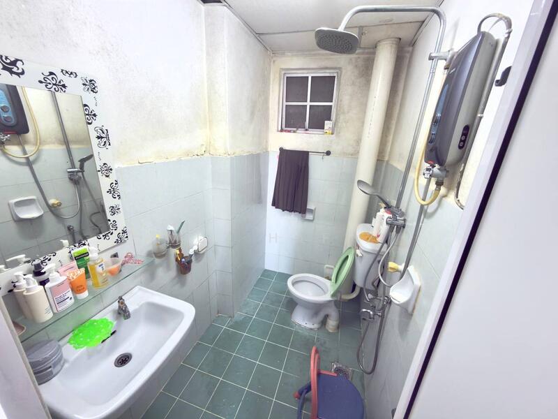 Service Residence for Sale at Serdang Skyvillas (Serdang Perdana) - Muz Hafiz - Bathroom - PropertyGuru.com.my