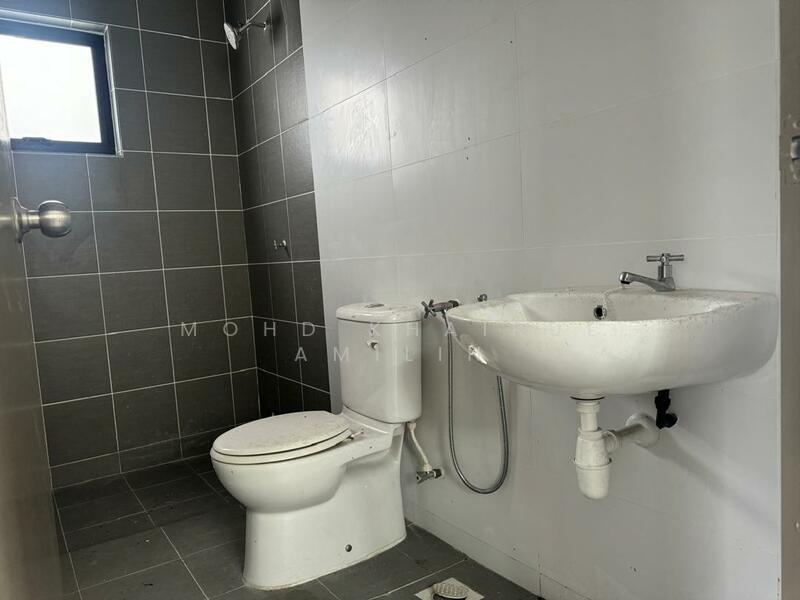 1-storey Terraced House for Sale in Bandar Mahkota Banting (Tanjong Duabelas) - Mohd Khairul Amilin - Bathroom - PropertyGuru.com.my
