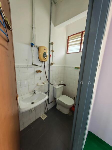Double Storey Terrace House Taman Angkasa Old Klang Road OUG Kuala Lumpur untuk Untuk Disewa - RM 2,500 /bulan, Feb 2026 - Bathroom - PropertyGuru.com.my