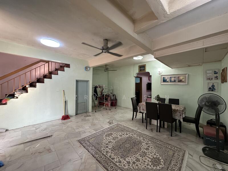 2-storey Terraced House for Sale in Bandar Puncak Alam (Puncak Alam) - Nazri Hassan - Living Room - PropertyGuru.com.my