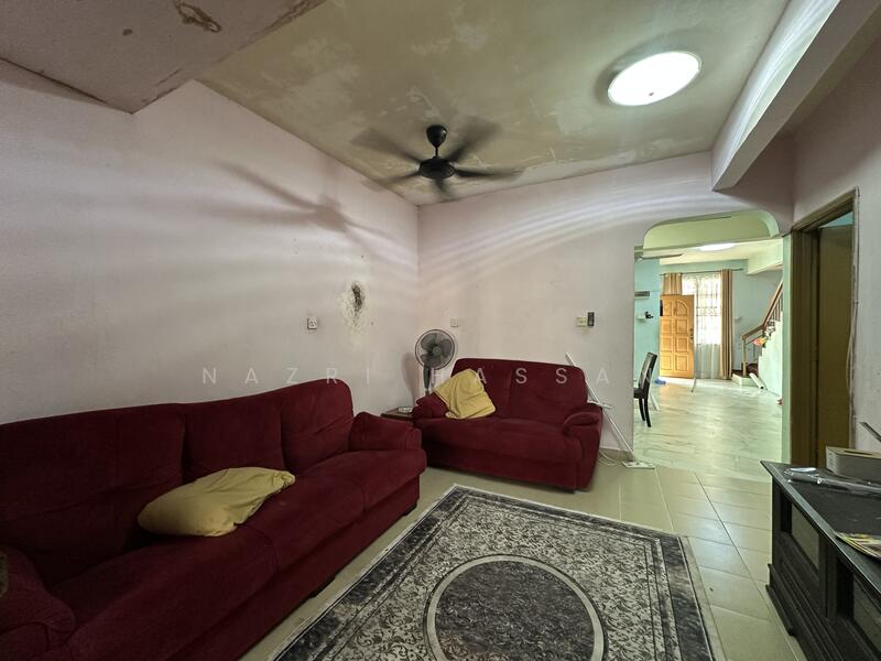 2-storey Terraced House for Sale in Bandar Puncak Alam (Puncak Alam) - Nazri Hassan - Living Room - PropertyGuru.com.my