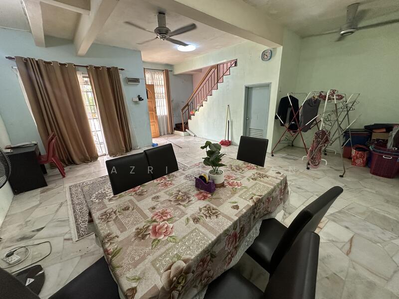 2-storey Terraced House for Sale in Bandar Puncak Alam (Puncak Alam) - Nazri Hassan - Living Room - PropertyGuru.com.my