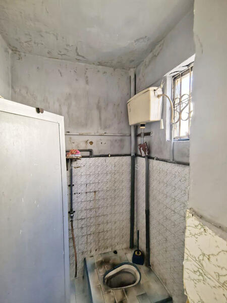 Flat for Sale at Flat Taman Ungku Tun Aminah - Cavin Sim - Bathroom - PropertyGuru.com.my