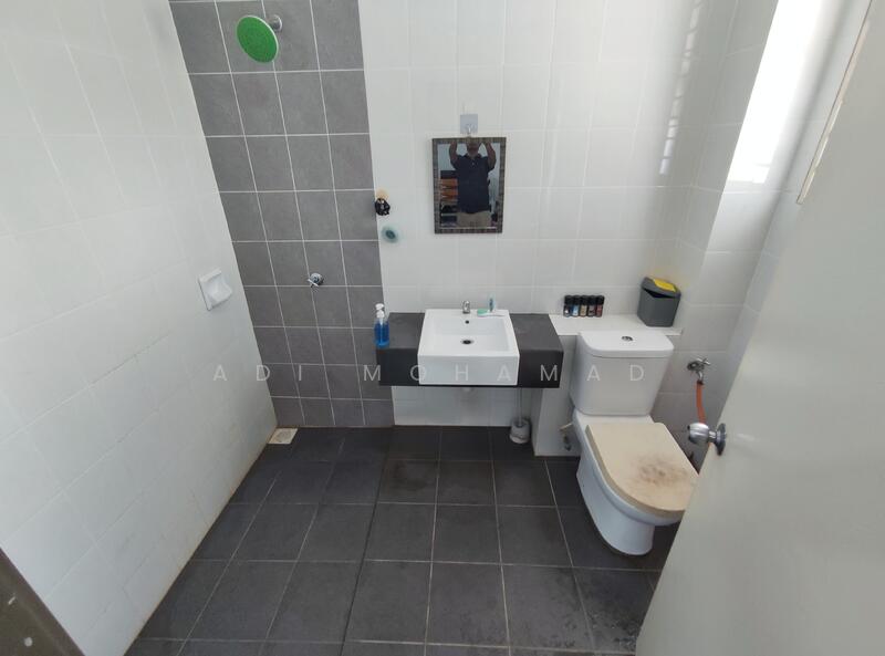 2-storey Terraced House for Sale in Saujana Rawang (Rawang) - Adi Mohamad - Bathroom - PropertyGuru.com.my