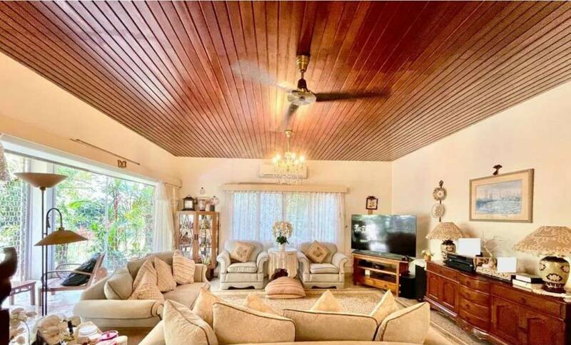 Seksyen 16 End Lot Bungalow Land: 10,600sf 2sty Section 16 Petaling Jaya University Malaya untuk Untuk Dijual - RM 2,699,000, Feb 2026 - Living Room - PropertyGuru.com.my