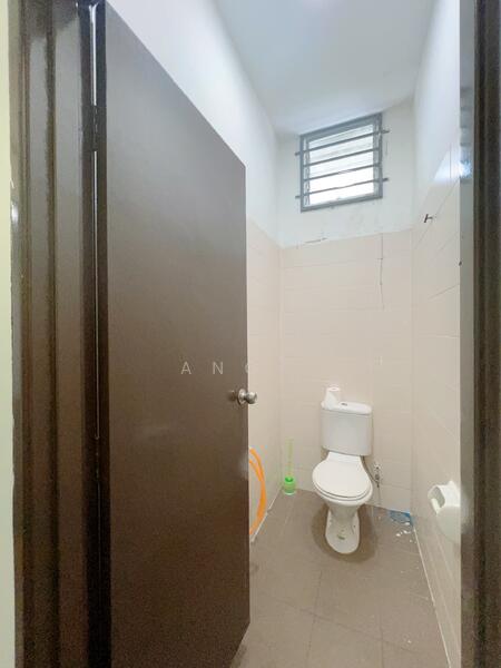 Shop / Office for Rent in Pandamaran (Klang) - Ang . - Bathroom - PropertyGuru.com.my
