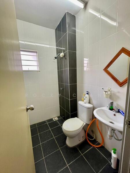 Bandar Country Homes untuk Untuk Dijual - RM 378,000, Apr 2026 - Bathroom - PropertyGuru.com.my