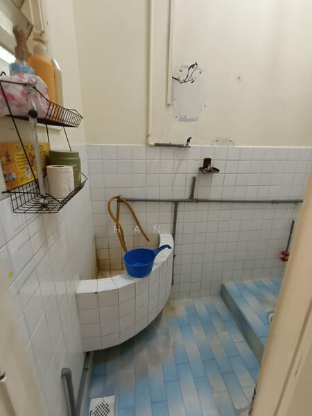 Semi-Detached House for Sale in Taman Overseas Union (Taman Oug) (Jalan Klang Lama (Old Klang Road)) - Han . - Bathroom - PropertyGuru.com.my