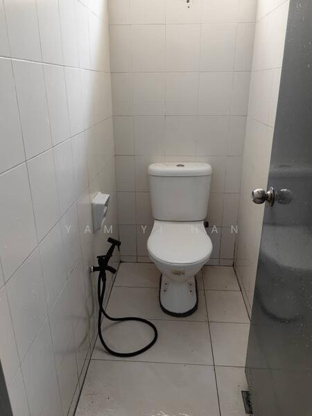 Shop / Office for Sale in Taman Bukit Raja (Klang) - Yam Yi Han - Bathroom - PropertyGuru.com.my