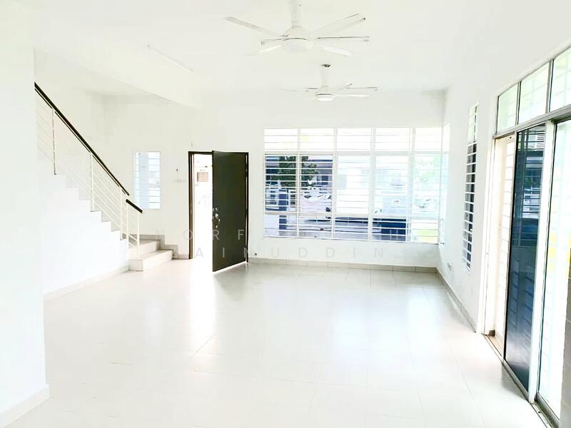 2-storey Terraced House for Sale in Bandar Puncak Alam (Puncak Alam) - NORFADILAH ZAINUDDIN - Living Room - PropertyGuru.com.my