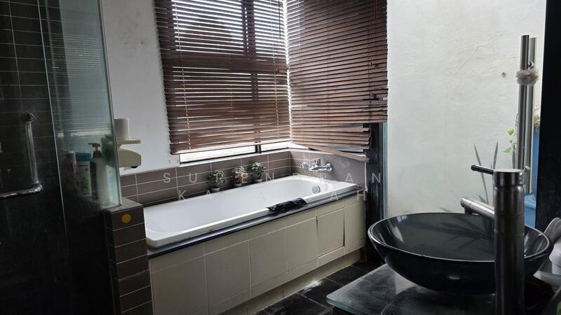 2.5-storey Terraced House for Sale in Puchong (Selangor) - Surendran Karapiah - Bathroom - PropertyGuru.com.my