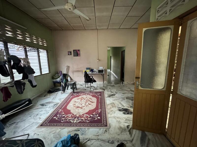 Ipoh sungai siput super big single storey bungalow house for sale untuk Untuk Dijual - RM 150,000, Feb 2026 - Living Room - PropertyGuru.com.my