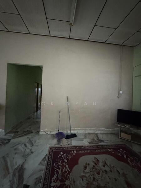 Ipoh sungai siput super big single storey bungalow house for sale untuk Untuk Dijual - RM 150,000, Feb 2026 - Living Room - PropertyGuru.com.my