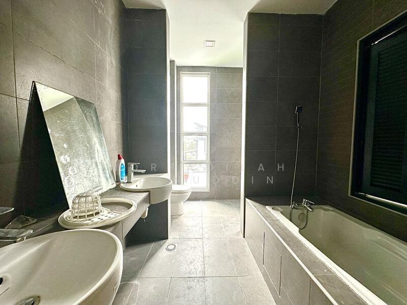 Semi-Detached House for Sale in Shah Alam (Selangor) - NORFADILAH ZAINUDDIN - Bathroom - PropertyGuru.com.my