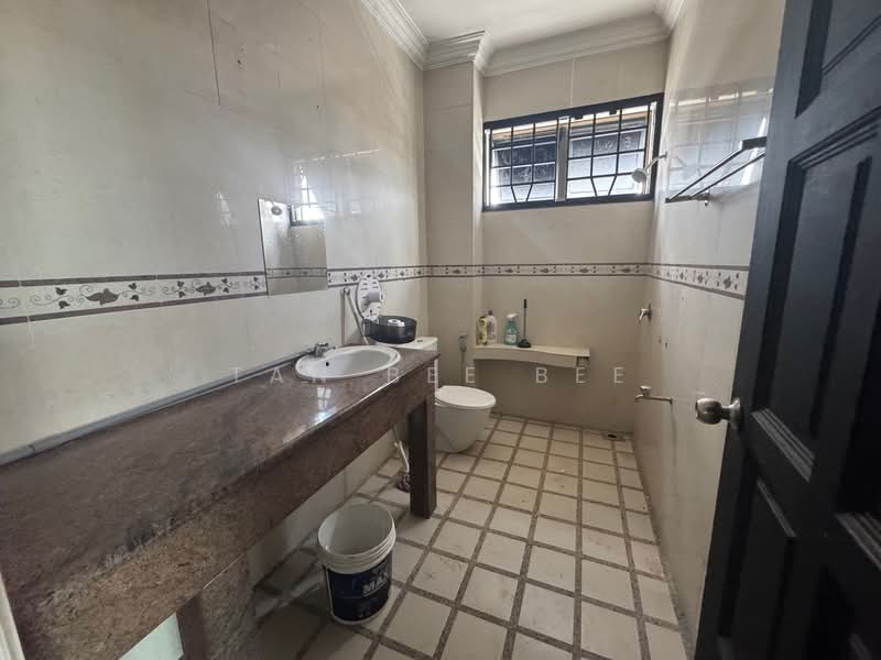 Commercial Bungalow for Rent in Taman Century (Johor Bahru) - Tan Bee Bee - Bathroom - PropertyGuru.com.my