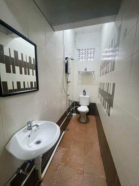 2-storey Terraced House for Rent in Taman Pekaka (Sungai Dua) - Qyan Goh - Bathroom - PropertyGuru.com.my