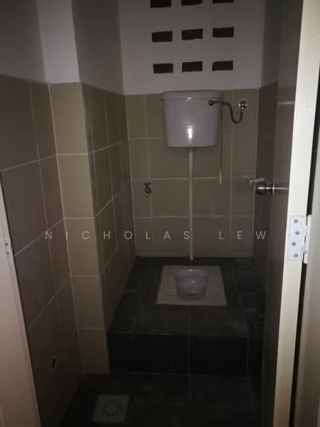 Shop for Rent in Taman Bukit Serdang (Seri Kembangan) - Nicholas Lew - Bathroom - PropertyGuru.com.my