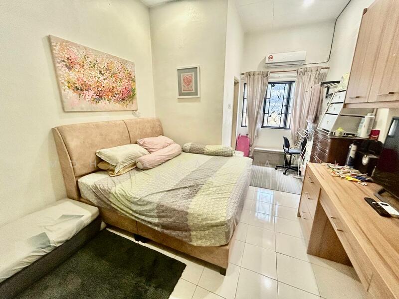 Semi-Detached House for Sale in Seksyen 7 (Shah Alam) - Mohd Aizat Saiful Bahri - Bedroom - PropertyGuru.com.my