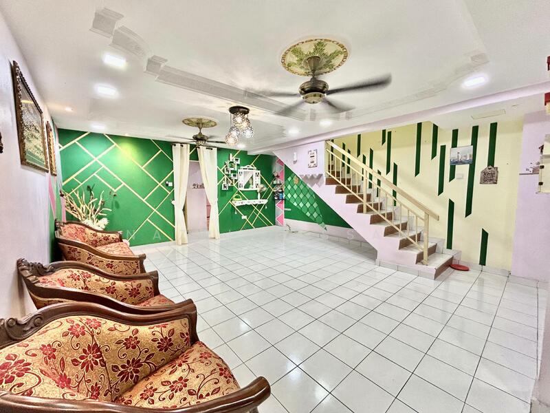 2-storey Terraced House for Sale in Bandar Puncak Alam (Puncak Alam) - Nazri Hassan - Living Room - PropertyGuru.com.my
