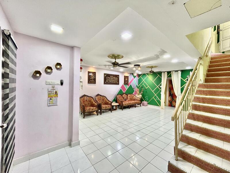 2-storey Terraced House for Sale in Bandar Puncak Alam (Puncak Alam) - Nazri Hassan - Living Room - PropertyGuru.com.my