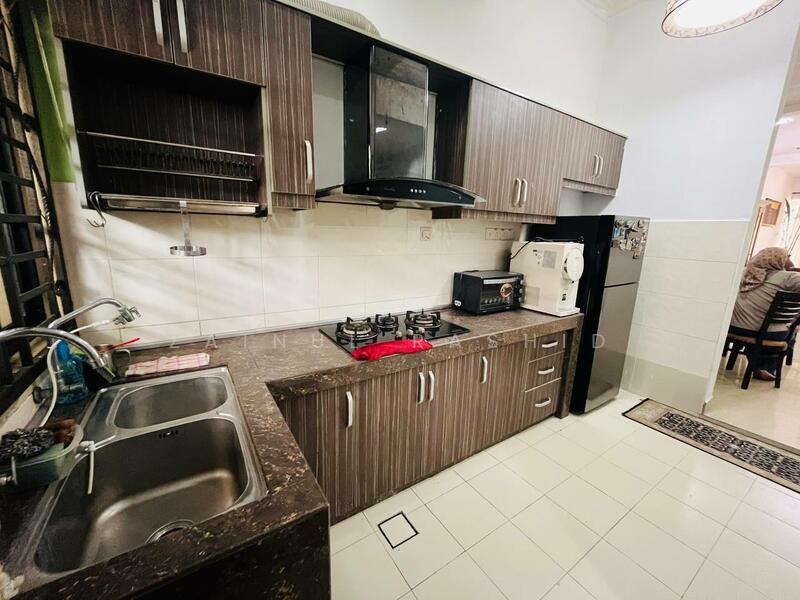 2-storey Terraced House for Sale in Putra Heights (Subang Jaya) - Zainul Rashid - Kitchen - PropertyGuru.com.my