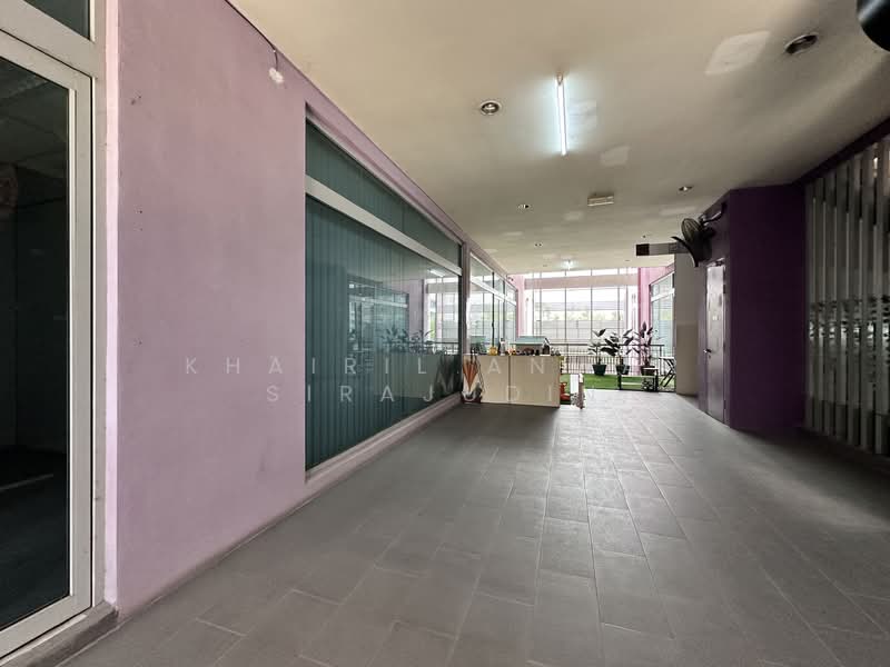 Shop / Office for Sale in Bukit Jelutong (Shah Alam) - Khairil Anwar Sirajudin - Corridor - PropertyGuru.com.my