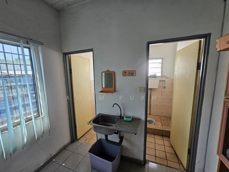 Semi-D Factory for Sale in Nilai 3 (Nilai) - Adam Puah - Bathroom - PropertyGuru.com.my