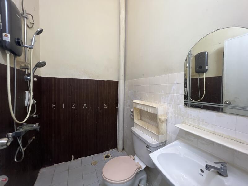 1-storey Terraced House for Rent in Johor Bahru (Johor) - Fiza Sulaiman - Bathroom - PropertyGuru.com.my