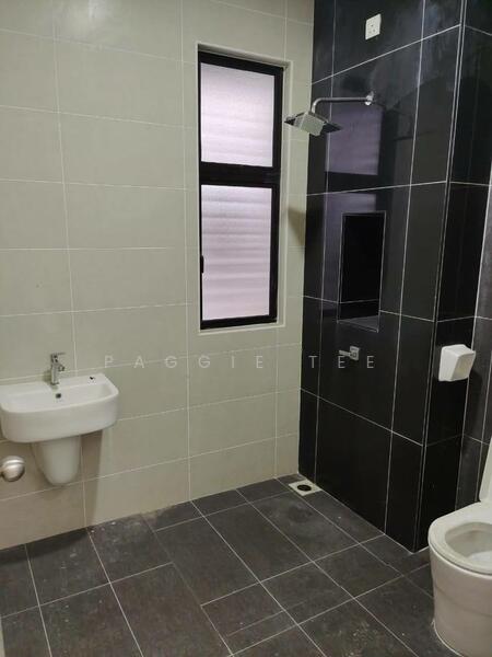 Semi-Detached House for Sale in Taman Pulau Hijauan (Skudai) - Paggie Tee - Bathroom - PropertyGuru.com.my
