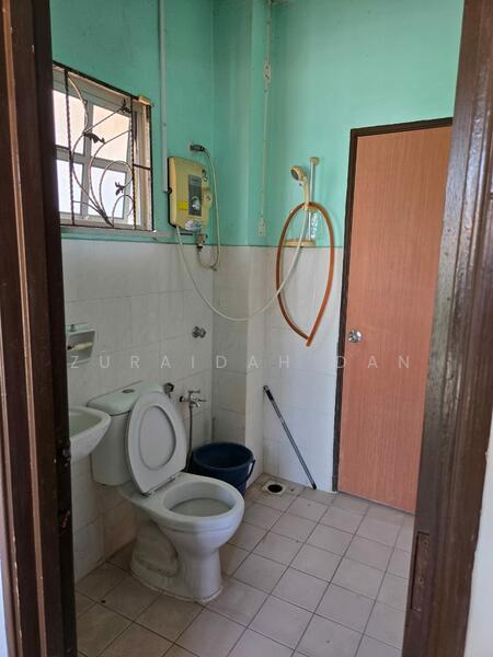 Semi-Detached House for Rent in Bandar Bukit Mahkota (Bangi) - Zuraidah Dan - Bathroom - PropertyGuru.com.my