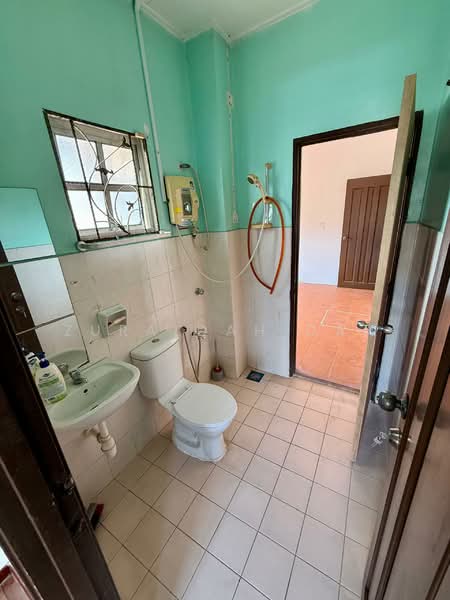 Semi-Detached House for Rent in Bandar Bukit Mahkota (Bangi) - Zuraidah Dan - Bathroom - PropertyGuru.com.my