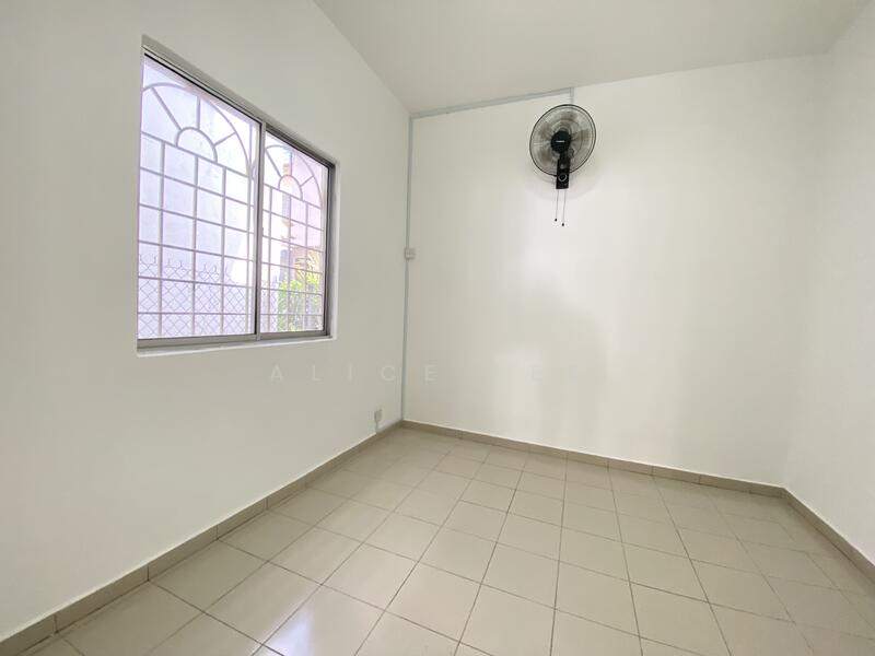 Bandar Kinrara untuk Untuk Disewa - RM 2,200 /bulan, Mac 2026 - Downstairs room - PropertyGuru.com.my