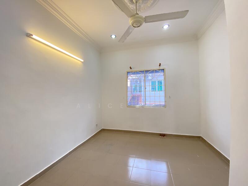 Bandar Kinrara untuk Untuk Disewa - RM 2,200 /bulan, Mac 2026 - Middle room - PropertyGuru.com.my