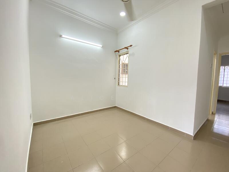 Bandar Kinrara untuk Untuk Disewa - RM 2,200 /bulan, Mac 2026 - Middle room 2 - PropertyGuru.com.my