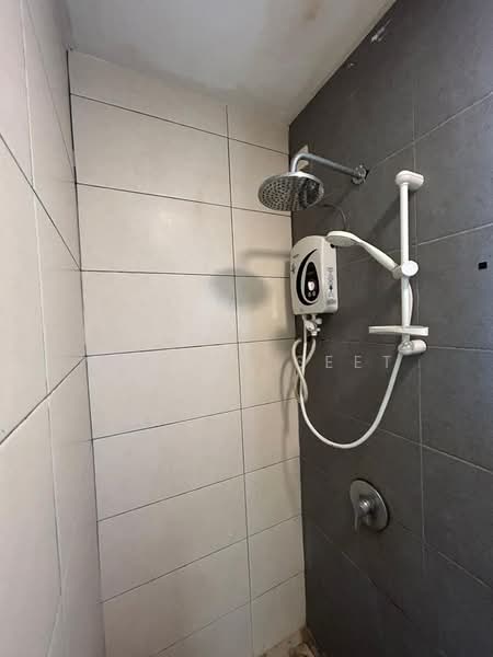 Condominium for Sale at The Holmes 1 - Kelton Seet - Bathroom - PropertyGuru.com.my