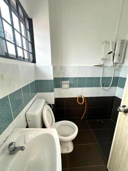 Jalan Indah 5 Taman Bukit Indah untuk Untuk Disewa - RM 2,300 /bulan, Feb 2026 - Bathroom - PropertyGuru.com.my