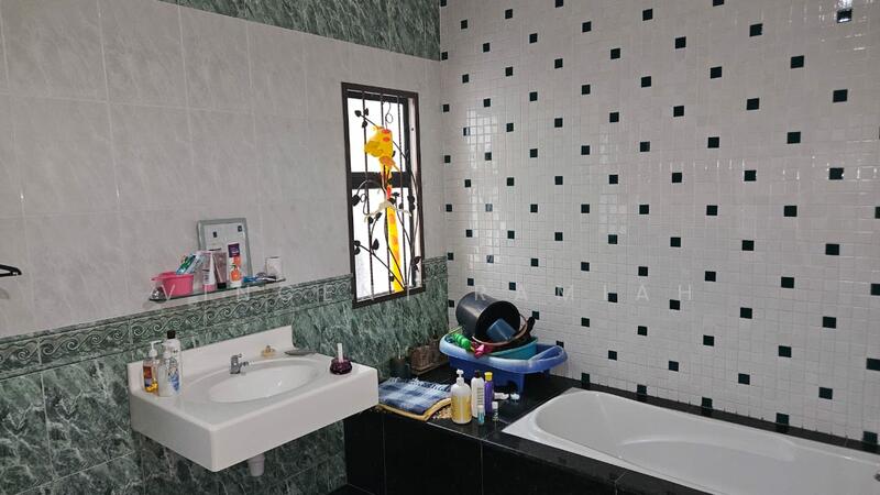 Semi-Detached House for Sale in Laman Residen Kipark Sri Utara (Batu Caves) - Vincent Ramiah - Bathroom - PropertyGuru.com.my