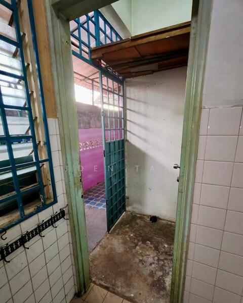 1-storey Terraced House for Sale in Taman Perling (Perling) - Iden Tan - Entrance - PropertyGuru.com.my