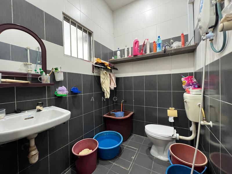2-storey Terraced House for Sale in Taman Pendamar Indah (Klang) - Ang . - Bathroom - PropertyGuru.com.my