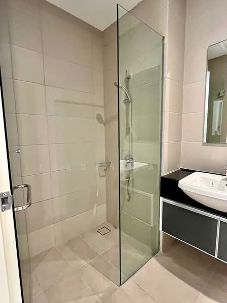 Kediaman Servis untuk Dijual di Met 1 Residences - Jordan Tang - Bathroom - PropertyGuru.com.my
