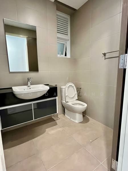 Kediaman Servis untuk Dijual di Met 1 Residences - Jordan Tang - Bathroom - PropertyGuru.com.my