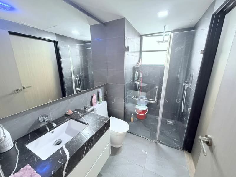 Condominium for Sale at The Straits View Condominium - Aloysius Song - Bathroom - PropertyGuru.com.my