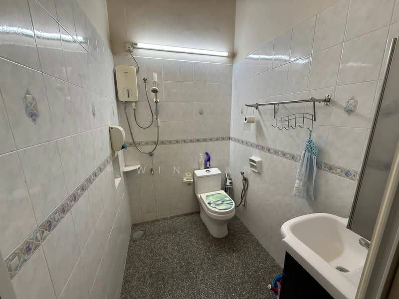 1.5-storey Terraced House for Rent in Taman Molek (Johor Bahru) - Win Tan - Bathroom - PropertyGuru.com.my