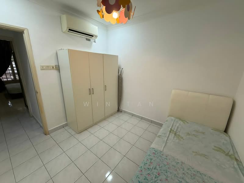 1.5-storey Terraced House for Rent in Taman Molek (Johor Bahru) - Win Tan - Bedroom - PropertyGuru.com.my
