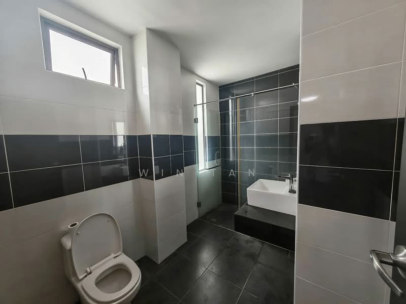 Service Residence for Rent at D'Inspire Residence (Inspira Bestari) - Win Tan - Bathroom - PropertyGuru.com.my
