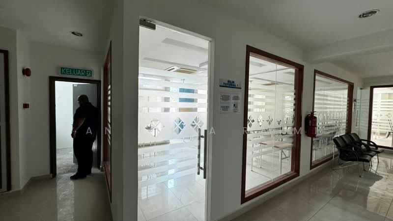 Office for Rent in Kuala Krai (Kelantan) - Wan Ainaa Raimi - Corridor - PropertyGuru.com.my
