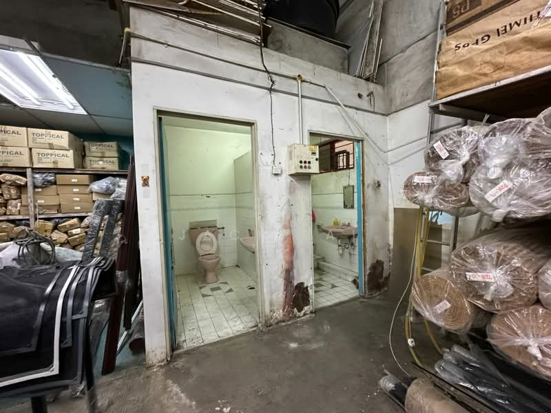 1.5 Sty Super Link Factory @ Taman Bukit Serdang untuk Untuk Disewa - RM 13,000 /bulan, Feb 2026 - Bathroom - PropertyGuru.com.my