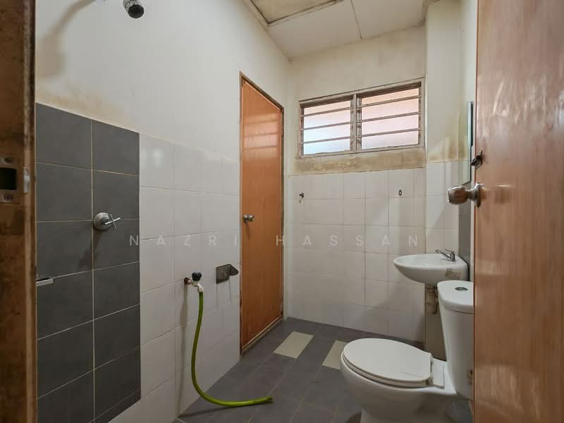 2-storey Terraced House for Sale in Saujana Utama (Selangor) - Nazri Hassan - Bathroom - PropertyGuru.com.my